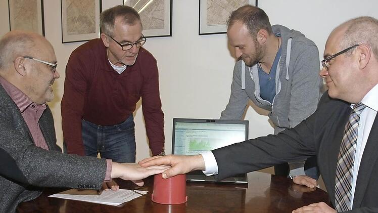 Moderne und vor allem leistungsfähige Kommunikationstechnik steht ab sofort in der gesamten Gemeinde zur Verfügung. Auf unserem Foto besiegeln im Rathaus Bürgermeister Franz Kuhn (links) und Wolfgang Haas, Geschäftsführer von TKN, den Vertrag. Foto: Stefan Geiger