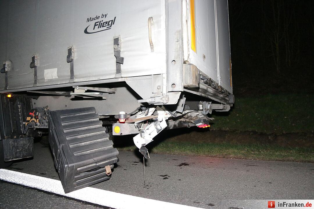 Pkw prallt gegen Lkw: Unfall auf A70