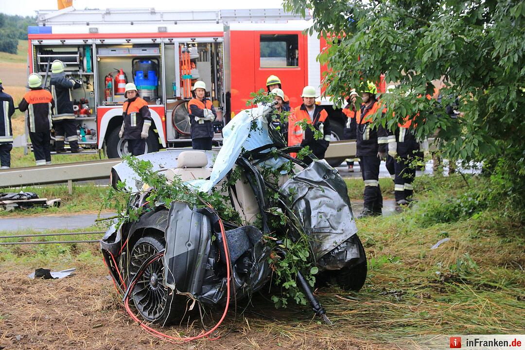 Fahrzeug bei Unfall in Frankenwinheim komplett zerstört