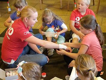 Pflaster und Verband wollen fachgerecht angelegt werden - die Ferienkinder aus Waldfenster wissen jetzt, wie es richtig geht. Zum ersten Mal fand das Ferienprogramm "Erste Hilfe für Kinder" statt.  Fotos: Björn Hein