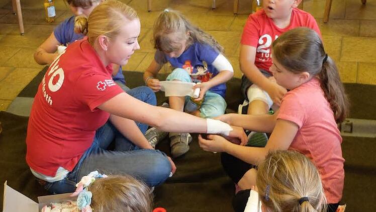 Pflaster und Verband wollen fachgerecht angelegt werden - die Ferienkinder aus Waldfenster wissen jetzt, wie es richtig geht. Zum ersten Mal fand das Ferienprogramm "Erste Hilfe für Kinder" statt.  Fotos: Björn Hein