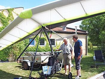 Karl-Heinz Vogel (links) aus Lichtenfels präsentierte seinen Ultraleichtdrachenflieger mit Lithiumionenbatterie. Fotos: Alfred Thieret