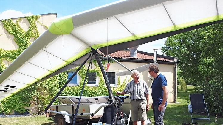 Karl-Heinz Vogel (links) aus Lichtenfels präsentierte seinen Ultraleichtdrachenflieger mit Lithiumionenbatterie. Fotos: Alfred Thieret
