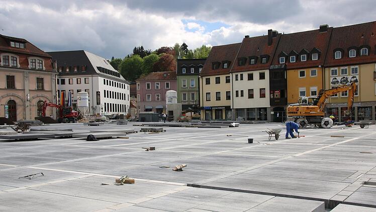 Auf der Großbaustelle am Kulmbacher Zentralparkplatz wird mit Hochdruck gearbeitet. In der Stadt geht man fest davon aus, dass der vorgesehene Zeitplan eingehalten  und   der Platz am 8. Juni an die  Brauerei übergeben wird. Dafür sind  die Kosten explodiert.  Foto: Stephan Tiroch