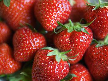 Eine Kundin des Discounters Aldi Süd wollte gerade ein Eis aus gefrorenen Beeren machen, als sie eine eklige Entdeckung machte. Symbolfoto: Arne Dedert/dpa