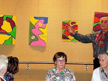 In der kleinen Galerie im Seniorenzentrum Sankt Elisabeth wurde eine  Ausstellung mit Bildern eröffnet, die die Heimbewohner unter Anleitung von  Horst Kreuz (rechts im Hintergrund) selbst geschaffen haben. Foto: Dieter  Britz