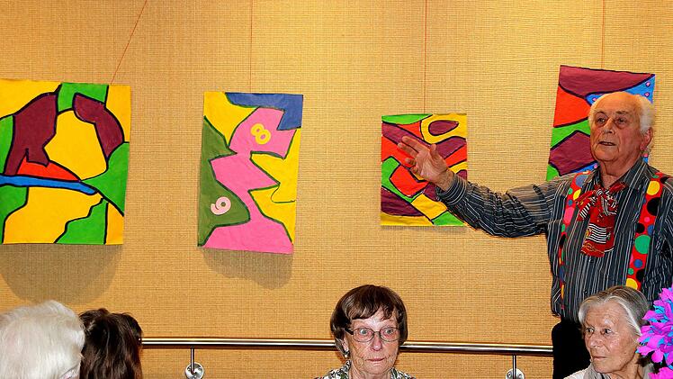 In der kleinen Galerie im Seniorenzentrum Sankt Elisabeth wurde eine  Ausstellung mit Bildern eröffnet, die die Heimbewohner unter Anleitung von  Horst Kreuz (rechts im Hintergrund) selbst geschaffen haben. Foto: Dieter  Britz