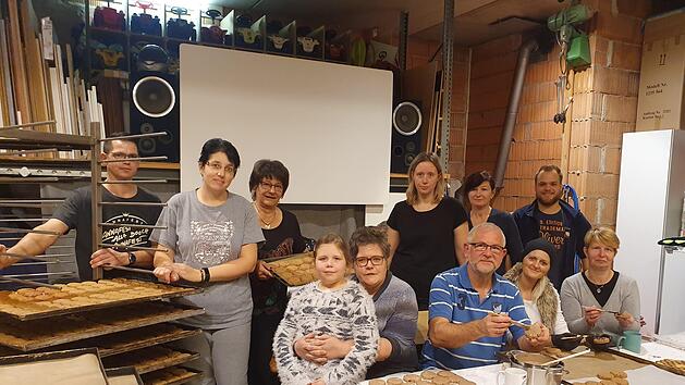 Rita Axmann (2. v. l.) und ihr Team backen Lebkuchen f&uuml;r den W&uuml;nschwagen. Foto: Carmen Schwind
