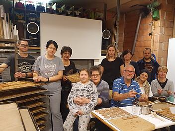 Rita Axmann (2. v. l.) und ihr Team backen Lebkuchen für den Wünschwagen. Foto: Carmen Schwind