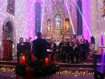 Die Musiker des Musikvereins Wallenfels füllten den Altarraum, in der von Lichteffekten verzauberten Pfarrkirche St. Thomas. Susanne Deuerling
