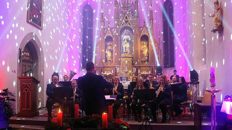 Die Musiker des Musikvereins Wallenfels füllten den Altarraum, in der von Lichteffekten verzauberten Pfarrkirche St. Thomas. Susanne Deuerling