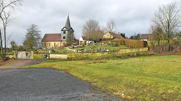 Mit neuer Zufahrt erschlie&szlig;t Sonnefeld den bislang &uuml;ber eine Privatstra&szlig;e erreichbaren geschotterten Parkraum s&uuml;d&ouml;stlich der Friedhofskirche (im Hintergrund). Er steht Grabbesuchern und Trauerg&auml;sten bei Beerdigungen zur Verf&uuml;gung.  Foto: K. Oelzner