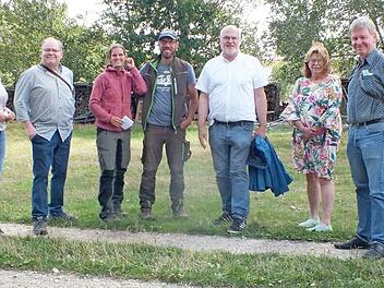 Ehepaar Fischer hieß die Freien Wähler Herzogenaurach auf dem Archehof willkommen. Foto: maw