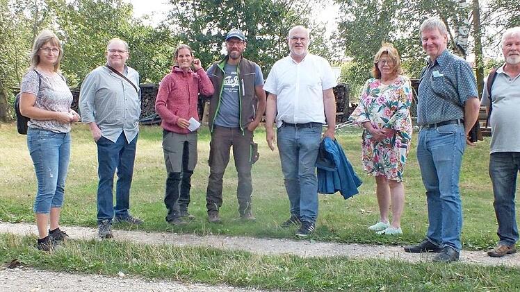 Ehepaar Fischer hieß die Freien Wähler Herzogenaurach auf dem Archehof willkommen. Foto: maw