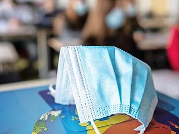 Maske und Abstand - ab sofort gelten neue Regeln für die Schulen in Stadt und Landkreis Coburg. Foto: CT-Archiv/dpa