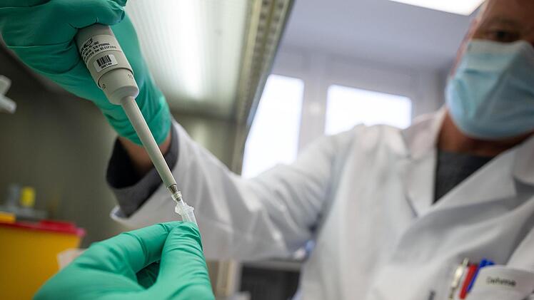 Künftig soll noch mehr getestet werden im Landkreis Kulmbach. Und alle positiven Proben werden ab sofort auf Mutationen untersucht.  Symbolbild: Sebastian Gollnow/dpa