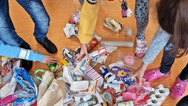 Eifrig sammelten die Kinder des Awo-Sch&uuml;lerhorts den M&uuml;ll in der Umgebung der Einrichtung auf, trennten oder verwerteten diesen wieder.