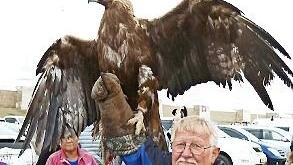 In der Mongolei durfte Konrad Wich 2017 einen Jagdadler in der Hand halten, mit denen die Einheimischen auf die Jagd gehen.