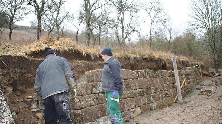 Das größte Einzelprojekt des Landschaftspflegeverbandes 2021 war die Sanierung einer Trockenmauer bei Sulzthal, die 100.000 Euro verschlang. Eine Fachfirma hatte monatelang an der Mauer entlang der "Alten Straße" gearbeitet.