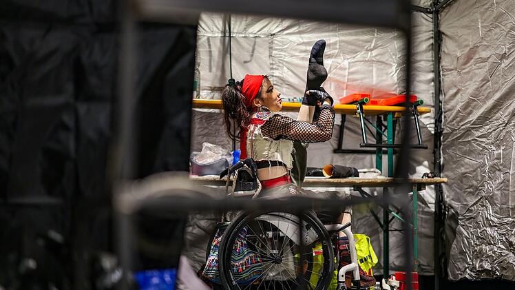 Querschnittsgel&auml;hmte Akrobatin Pan