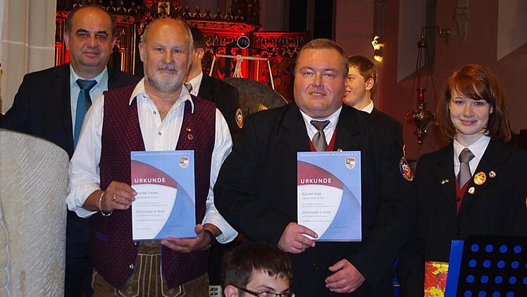 Der Nordbayerische Musikbund ehrte langjährige, aktive Mitglieder. Das Bild zeigt (von links) stellvertretender NBMB-Bezirksvorsitzenden Thomas Kolb, Harald Trebes, Günter Soja sowie Sabine Pfeffer.