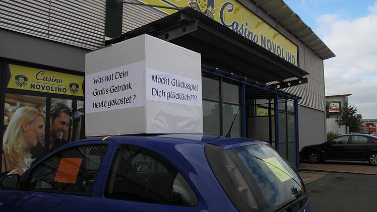 Die Diakonie Bayreuth hat am Dienstag mit diesem Auto vor einem Casino auf die Glücksspielsucht aufmerksam gemacht. Foto: Thomas Heuchling