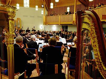 Die 80 Musiker des sinfonischen Bruckner-Orchesters Coburg brauchten mehr als die Hälfte der Raumfläche in der Musikakademie. Foto: Gerd Schaar