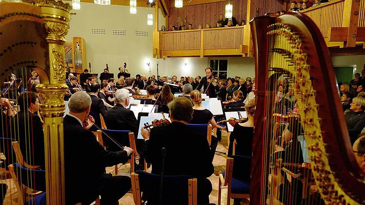 Die 80 Musiker des sinfonischen Bruckner-Orchesters Coburg brauchten mehr als die Hälfte der Raumfläche in der Musikakademie. Foto: Gerd Schaar