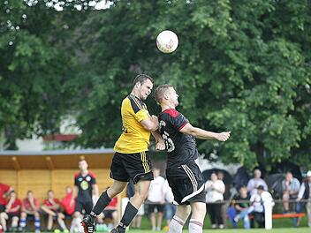 Kopfballduell zwischen dem Breitengüßbacher Angreifer Stefan Herl (l.) und SVM-Spielertrainer Bernd Audenrieth Foto: sportpress
