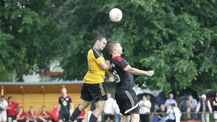 Kopfballduell zwischen dem Breitengüßbacher Angreifer Stefan Herl (l.) und SVM-Spielertrainer Bernd Audenrieth Foto: sportpress