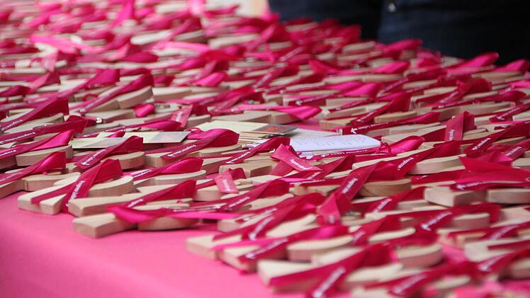 Kurt Müller aus Wartmannsroth schnitzte kleine Engel für den Pinklauf 2016. Foto: Ulrike Müller