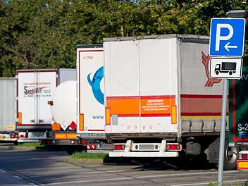 Geparkte Lastwagen stehen in der Nähe von Aichelberg (Baden-Württemberg) auf einem Autobahnrastplatz. Mehr als 200 mittelständische Spediteure haben eine millionenschwere Schadenersatzforderung gegen Hersteller gerichtet, die an einem Lkw-Kartell beteiligt waren. Foto: Inga Kjer/dpa