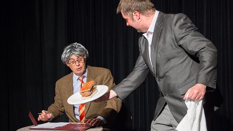 Soll das fränkische Schäufele Weltkulturerbe werden? Dieser Frage geht das Totale Bamberger Cabaret in seinem neuen Programm nach. Im Bild die Kabarettisten Georg Koeniger und Michael A. Tomis (von links).