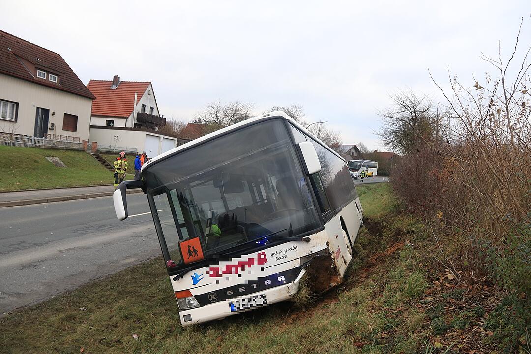 Oberfranken: Schulbus kommt von Straße ab