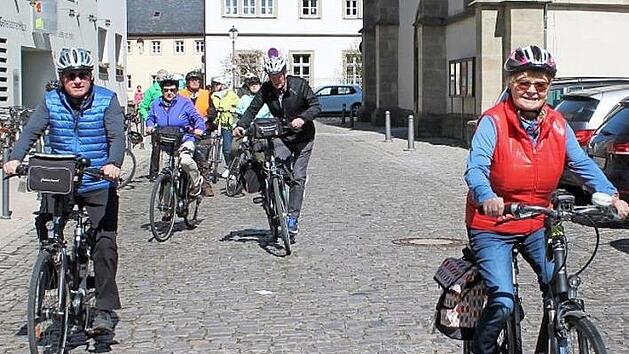 Die Teilnehmer an der ersten E-Bike-Tour durch den Landkreis Ha&szlig;berge bei der Abfahrt in Ha&szlig;furt in Richtung K&ouml;nigsberg. Weitere Touren durch den Landkreis sind geplant, immer samstags. Foto: Johanna Ott/MGH