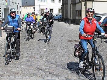 Die Teilnehmer an der ersten E-Bike-Tour durch den Landkreis Haßberge bei der Abfahrt in Haßfurt in Richtung Königsberg. Weitere Touren durch den Landkreis sind geplant, immer samstags. Foto: Johanna Ott/MGH