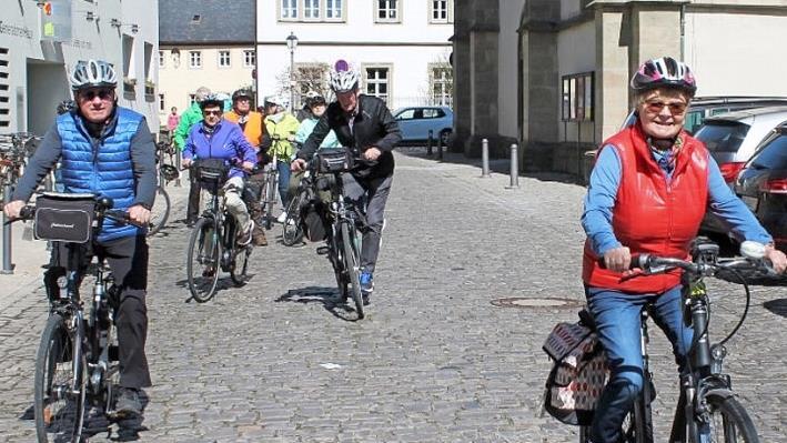 Die Teilnehmer an der ersten E-Bike-Tour durch den Landkreis Haßberge bei der Abfahrt in Haßfurt in Richtung Königsberg. Weitere Touren durch den Landkreis sind geplant, immer samstags. Foto: Johanna Ott/MGH