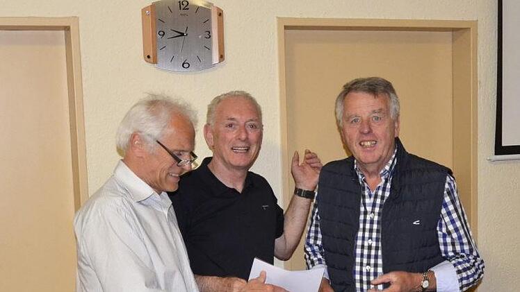 Ehrung für 50 Jahre (von links)   Richard Fix und  Jürgen Tenschert gratulieren  Bernhard Faber (Jubilar)