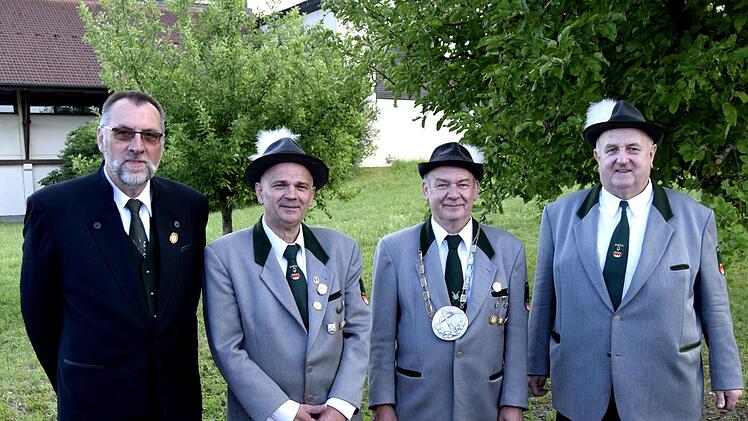 Bei der Siegerehrung (von links): Altjagdkönig Gerhard Pohl,  Schützenmeister Hans-Jürgen Schug, Jagdkönig Konrad Laux und Oberschützenmeister Fritz TurnAndreas Welz