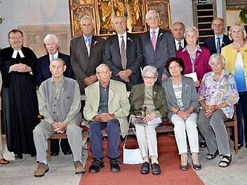 Burggrub- In der St.-Laurentiuskirche feierten diese Jubilare Kronjuwelen-, Gnaden- und Eisernes Konfirmationsjubiläum und erinnerten sich damit an ihr erstes Abendmahl vor 75, 70 und 65 Jahren.