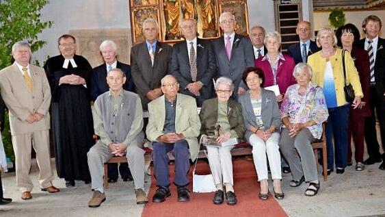 Burggrub- In der St.-Laurentiuskirche feierten diese Jubilare Kronjuwelen-, Gnaden- und Eisernes Konfirmationsjubiläum und erinnerten sich damit an ihr erstes Abendmahl vor 75, 70 und 65 Jahren.