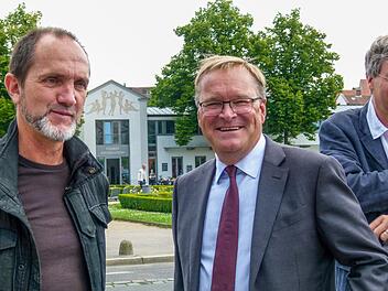 OB      Andreas Starke dankte Rui Chafes auch für die zweite, geschenkte Skulptur "Ängstlicher Mond" im Hain.