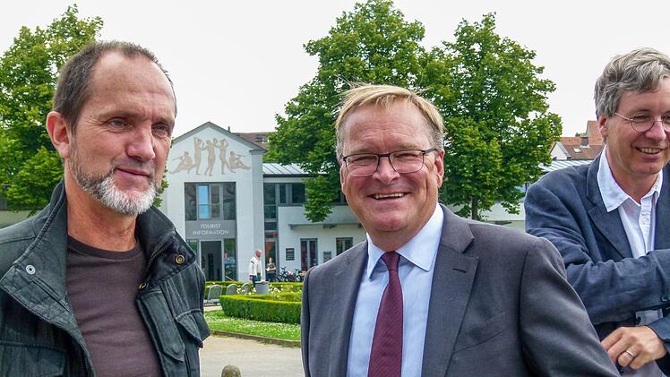 OB      Andreas Starke dankte Rui Chafes auch für die zweite, geschenkte Skulptur "Ängstlicher Mond" im Hain.