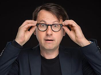 Kabarettist Sebastian Schnoy bringt politisches Kabarett zu 70 Jahre Bundesrepublik Deutschland auf die Bühne. Foto: Kerstin Pukall