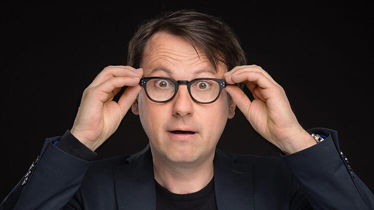 Kabarettist Sebastian Schnoy bringt politisches Kabarett zu 70 Jahre Bundesrepublik Deutschland auf die Bühne. Foto: Kerstin Pukall