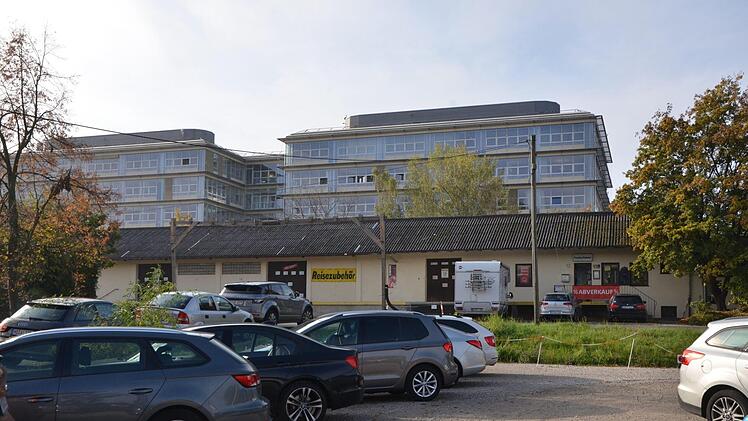 Schaeffler hat Interesse am gesamten Areal: Vorne ein Firmenparkplatz, im Hintergrund das Werksgelände, dazwischen der Camping-Bahnhof