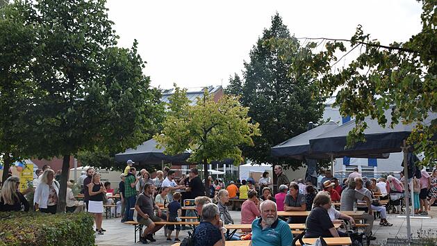 Weil die Kontaktdaten hinterlegt werden mussten, bildete sich am Einlass eine Warteschlange gebildet.