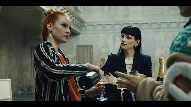 Nicolas Dardenne lebt das Leben eines Millionärs. Nun
will er endlich eine Galerie kaufen und sich damit einen Traum erfüllen. Valerie (Barbara Meier, links) und Magdalena (Phenix Kühnert) stoßen mit ihm an.