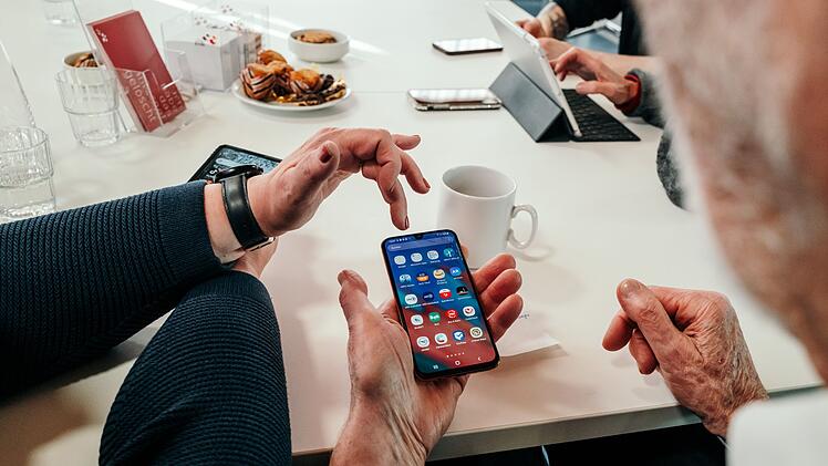 In sogenannten Smartphone- oder Digital-Cafés bekommen ältere Leute Hilfe bei allem rund um Internet und Handy.