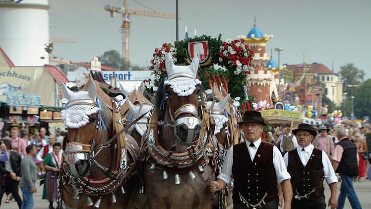 Die festlich geschmückten Pferdegespanne mit den Bierfässern zählen zu den beliebtesten Fotomotiven auf dem Festplatz.